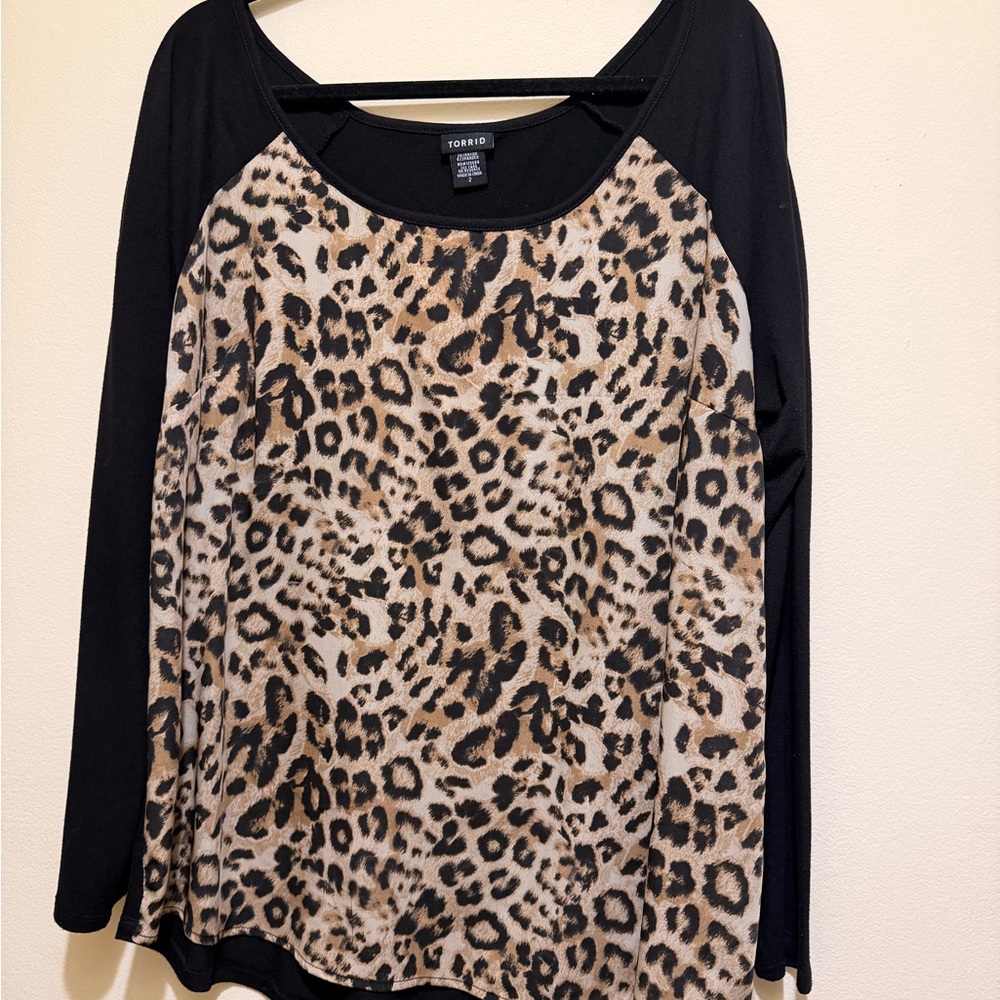 torrid Black Sleeve Leopard Print Raglan Long Sleeve Top